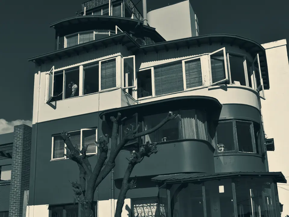 La Sebastiana, casa de varios pisos con torre en el cerro Bellavista de Valparaíso