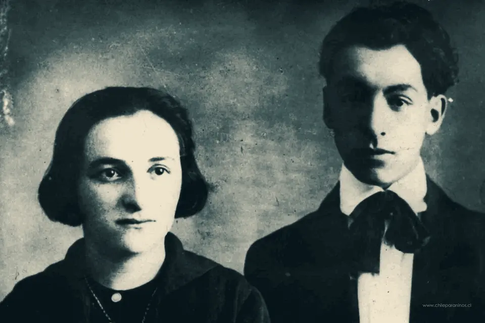 Neftalí Reyes adolescente junto a su hermana Laura