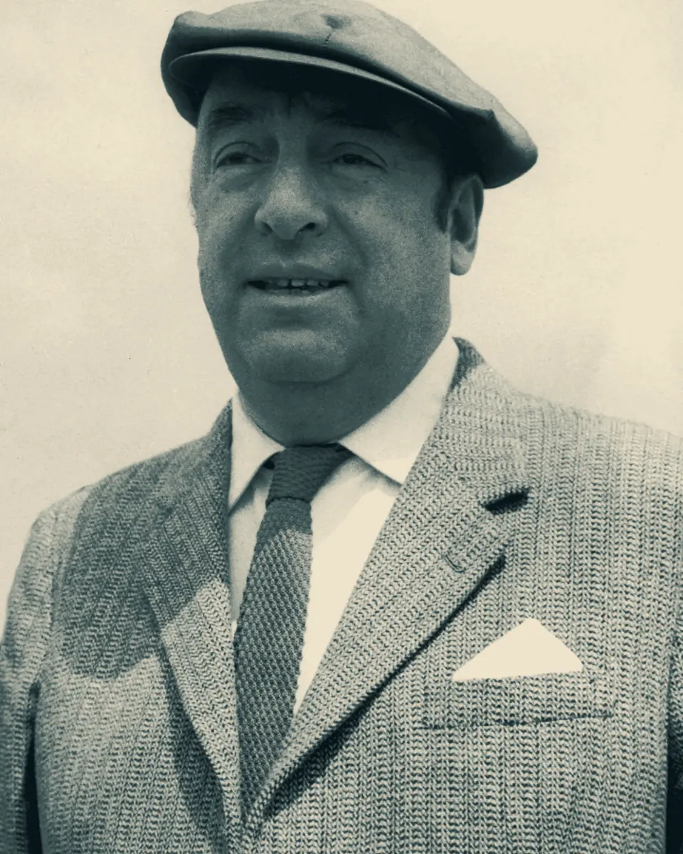 Pablo Neruda con gorra, sonriendo, en 1956