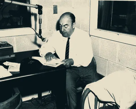 Pablo Neruda leyendo sus poemas en un estudio de radio